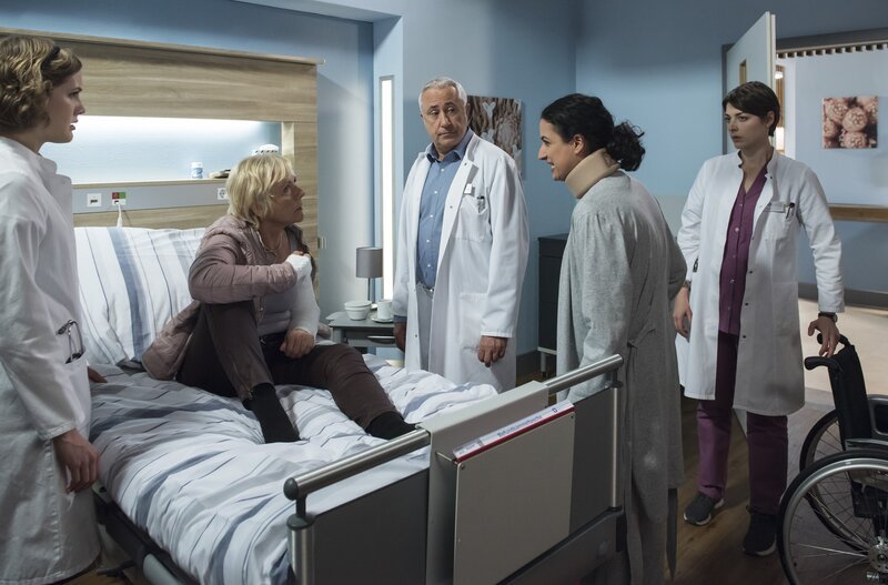 (v.l.n.r.) Elly Winter (Juliane Fisch); Renate Seitz (Angelika Thomas); Dr. Harald Loosen (Robert Giggenbach); Dr. Leyla Sherbaz (Sanam Afrashteh); Dr. Theresa Koshka (Katharina Nesytowa) – Bild: ARD / Jens-Ulrich Koch (v.l.n.r.) Elly Winter (Juliane Fisch); Renate Seitz (Angelika Thomas); Dr. Harald Loosen (Robert Giggenbach); Dr. Leyla Sherbaz (Sanam Afrashteh); Dr. Theresa Koshka (Katharina Nesytowa) – Bild: ARD / Jens-Ulrich Koch