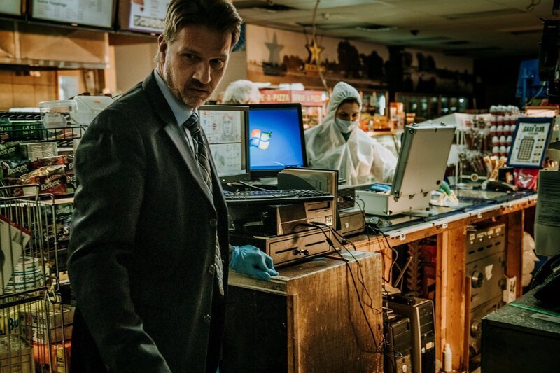 Detektiv Landis am Tatort. – Bild: RTL /​ Saloon Media