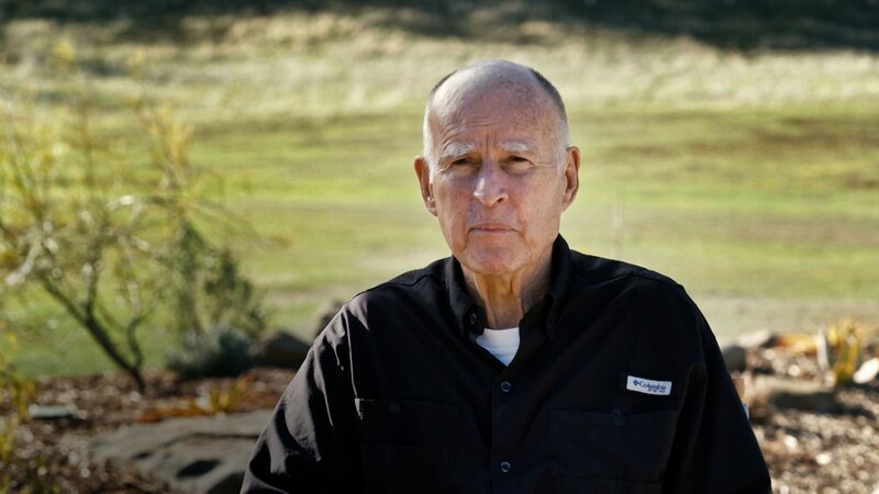 Ein Mann sitzt im Freien und spricht über die Auswirkungen langanhaltender Dürre auf die Umwelt und die lokalen Gemeinschaften. – Bild: ZDF und THE HISTORY CHANNEL