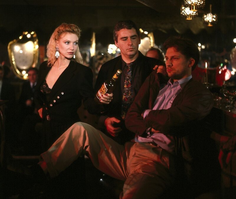 Dr. Wollinski Thomas Schücke (re.) kommt betrunken in die Maxim-Bar, um Marion um Verzeihung zu bitten. Der Rausschmeißer (Peter Hick, Mi.) nimmt sich seiner an. – Bild: ZDF; Gyula Trebisch, Fernsehprod.