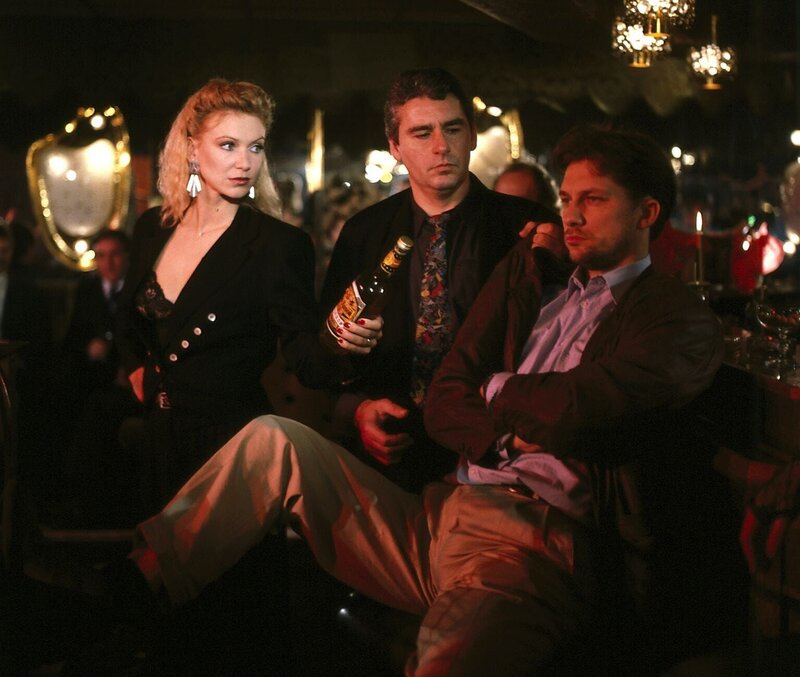 Dr. Wollinski Thomas Schücke (re.) kommt betrunken in die Maxim-Bar, um Marion um Verzeihung zu bitten. Der Rausschmeißer (Peter Hick, Mi.) nimmt sich seiner an. – Bild: ZDF; Gyula Trebisch, Fernsehprod.