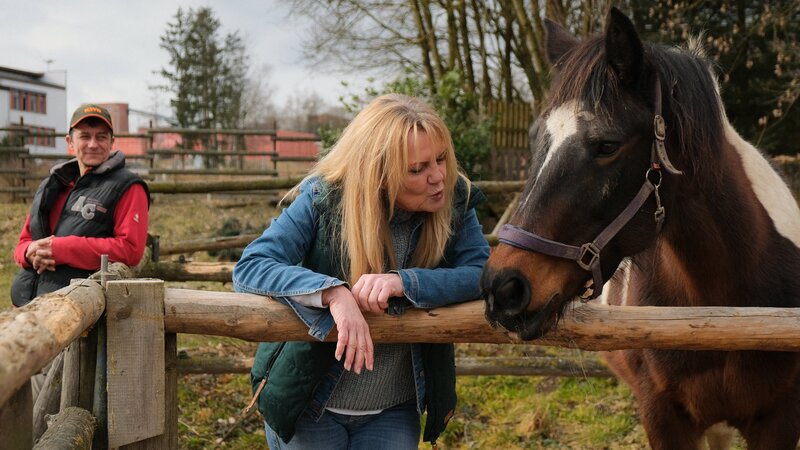 Geli mit André und ihrem Pferd auf der Koppel. – Bild: BR/​Michael Kalb Filmproduktion/​Felix Riedelsheimer