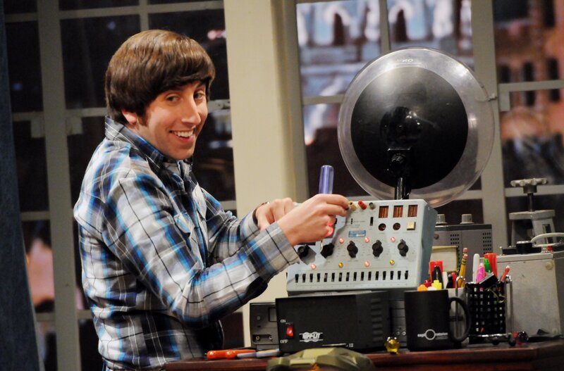 Howard (Simon Helberg) versucht, mit einem Hochtonfrequenz-Generator Sheldon zu helfen, einen Vogel zu verscheuchen. – Bild: Warner Bros. Television
