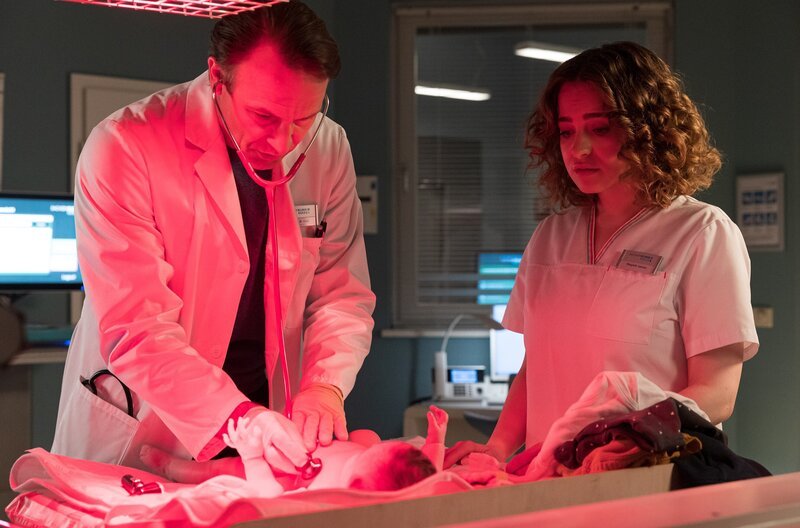 Dr. Ina Schulte (Isabell Gerschke) und Dr. Philipp Brentano (Thomas Koch) haben gerade erfahren, dass Sarah Marquardt und Philipps Frau Arzu mit einer Hochschwangeren im Fahrstuhl stecken geblieben sind. – Bild: MDR/​Saxonia Media/​Rudolf Wernicke