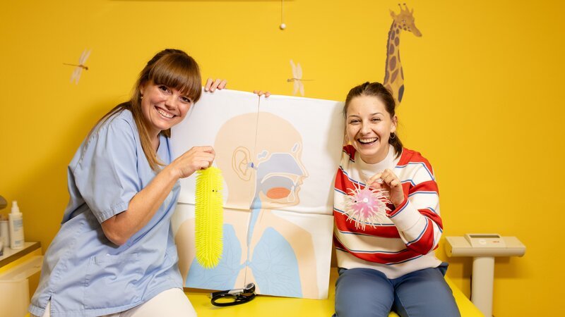 Checkerin Marina (rechts) checkt mit Kinderärztin Julia, warum wir uns erkälten. – Bild: BR/​megaherz gmbh/​Hans-Florian Hopfner