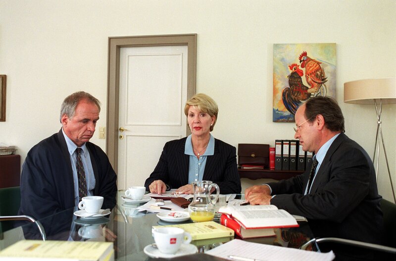 Julia Laubach und Dr. Puschnig werden von Sepp Luttenberger kontrolliert (v.li.: Alexander Waechter, Christiane Hörbiger, Toni Böhm). – Bild: ORF III