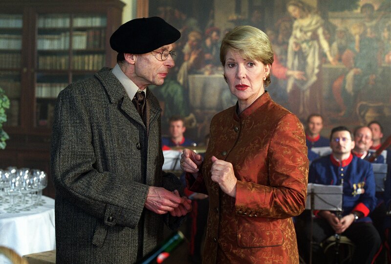 Julia und Prof. Jüland bei der Weinverkostung (v.li.: Heinrich Herki, Christiane Hörbiger). – Bild: ORF III