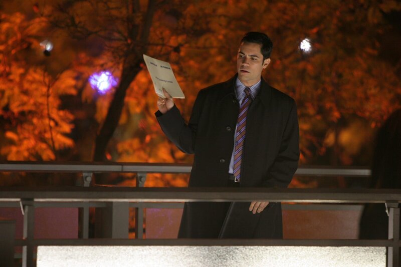 Det. Scott Valens (Danny Pino) bei den Ermittlungen … – Bild: Sat.1 Gold