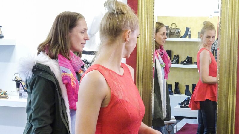 Susi (r.) ist zusammen mit ihrer Shoppingbegleitung Daniela auf der Suche nach dem perfekten Outfit. – Bild: MG RTL D /​ Constantin Ent.