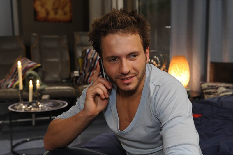 Steht Mia zur Seite: Enrique (Jacob Weigert) … – Bild: SAT.1 /​ Claudius Pflug