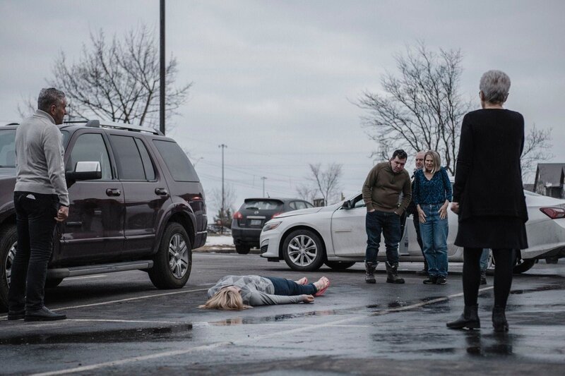 Das Opfer Heather Strube am Tatort mit Augenzeugen um sie herum. – Bild: RTL /​ Saloon Media