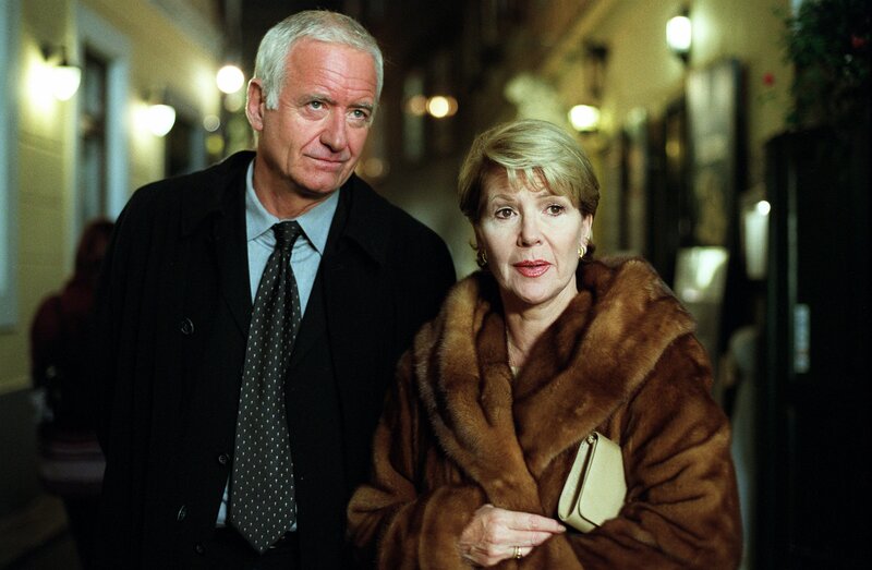 Julia und Arthur beim Abendspaziergang in Wien (v.li.: Peter Bongartz, Christiane Hörbiger). – Bild: ORF III