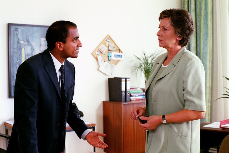 Moraji Desai bittet bei Regine Beranek um einen Termin mit Julia Laubach. Er soll ausgewiesen werden (v.li.: Murali Perumal, Hertha Schell). – Bild: ORF III