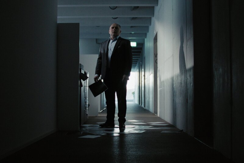 L’ultim Rumantsch Staffel 2 Folge 4 Das Kartenhaus fällt in sich zusammen: Marco Luca Castelli als Gion – Bild: SRF/​RTR