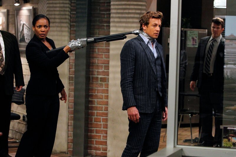 Als ein Antiquitätenhändler ermordet wird, fällt der Verdacht auf das Team des CBI. Eine interne Hetzjagd wird gestartet, denn jeder ist auf einmal verdächtig. Patrick (Simon Baker, r.) und Hightower (Aunjanue Ellis, l.) … – Bild: Warner Bros Television