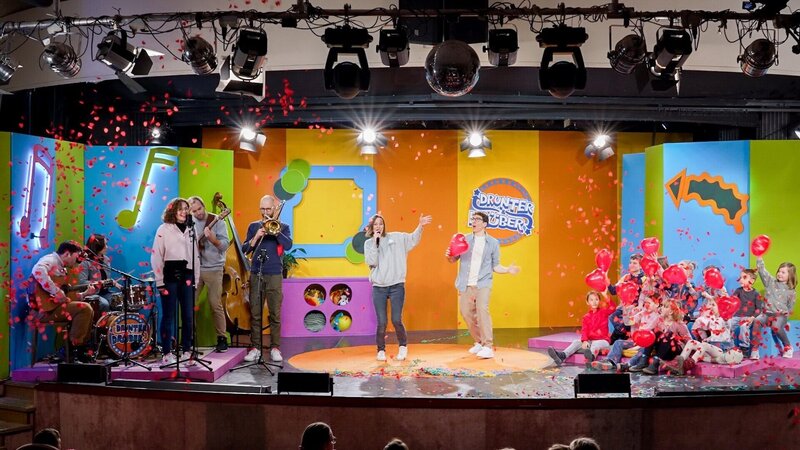 Christoph Hirschler singt gemeinsam mit Christina Stürmer ihren Hit „Ich hör auf mein Herz“. – Bild: ORF/​Tambalina Entertainment