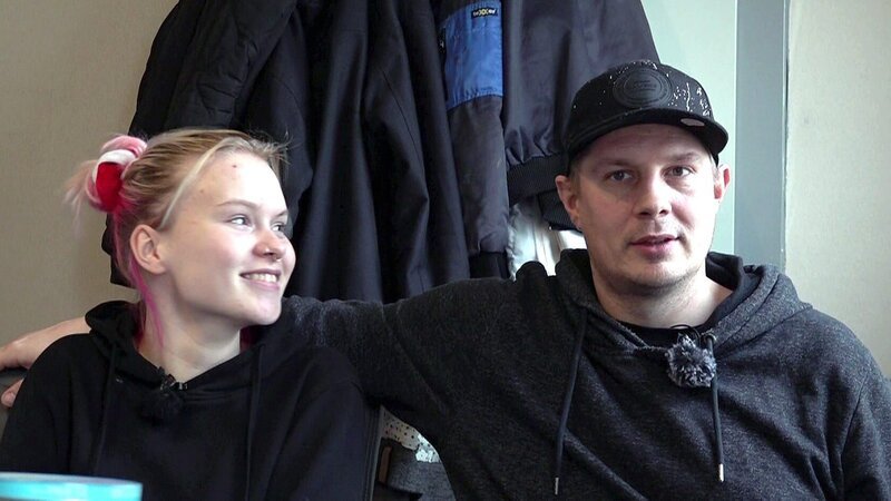 Cindy (21) hat ein neues Leben in Ostfriesland gestartet. Immer an ihrer Seite: ihr neuer Freund Ossi. – Bild: RTLZWEI