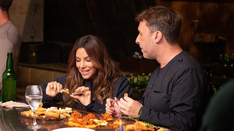 Eva Longoria und Pablo Albuerne (Gipsy Chef) – Bild: RTL /​ Cable News Network. A Warner Bros. Discovery Company. /​ Galizien