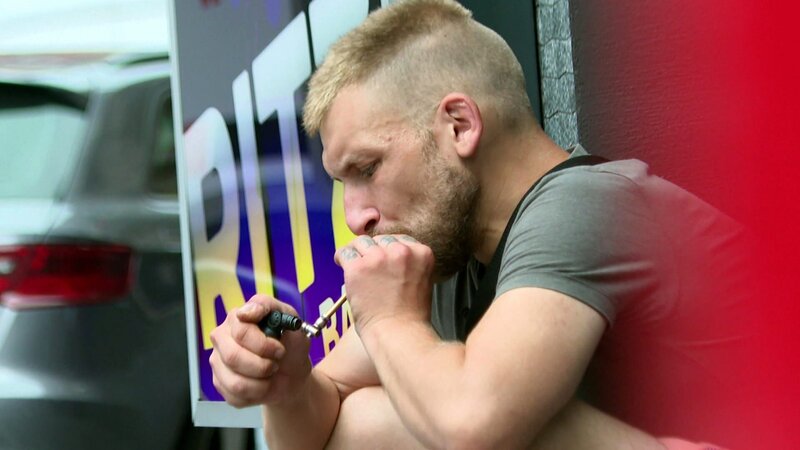 Markus (32) war im Gefängnis und kehrt nach zwei Jahren nach Frankfurt zurück. Er hat keine Erwartungen mehr – kennt nur das Verlangen nach Crack. Es dauert nicht lange, bis Markus sich entscheiden muss: Fällt er zurück in kriminelle Muster oder kann er dem Suchtdruck standhalten? – Bild: RTLZWEI