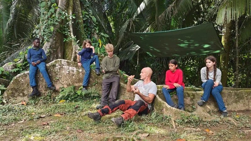 L-R: Akai, Dexter, Roka, Ed, Ezra, Immie – Bild: Warner Bros. Discovery