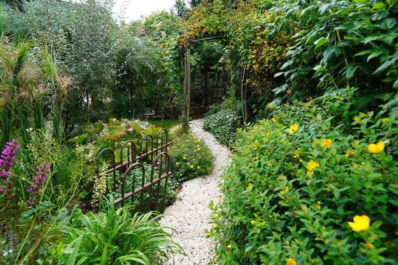 In Ried im Traunkreis liegt das Gartenparadies von Renate Brunner. In der Gestaltung hat sie auf Hügel gesetzt, die im Garten aufgeschüttet wurden und üppig bepflanzt sind. Natur- und tierfreundlich muss der Garten für sie sein. Reichlich Gemüse wächst in insgesamt 13 Hochbeeten. – Bild: Leopold Mayrhofer/​Natur im Garten