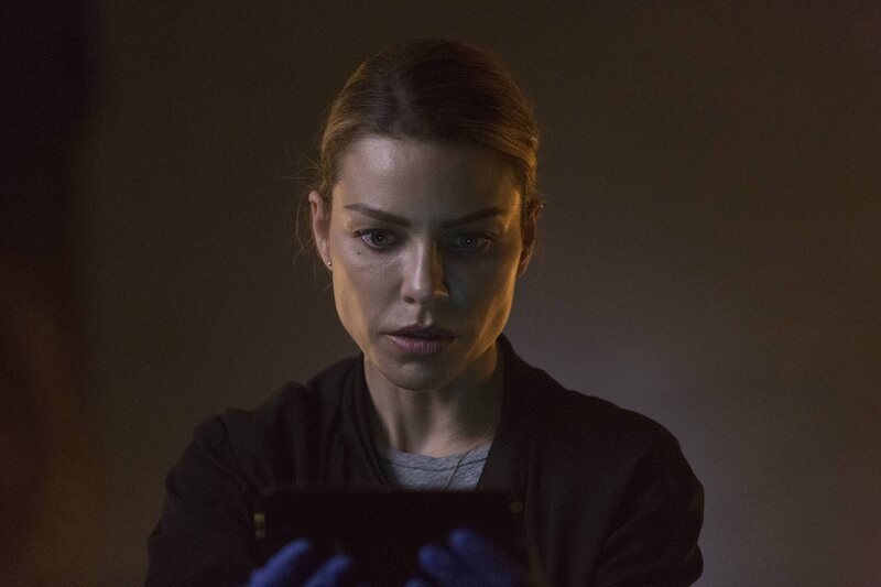 In ihrem Privatleben warte eine unerwartete Überraschung auf Chloe (Lauren German) … – Bild: Warner Bros