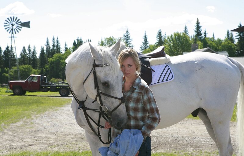 Schweren Herzens trennt Amy (Amber Marshall) sich von ihrem Springpferd Storm. – Bild: RTL Passion
