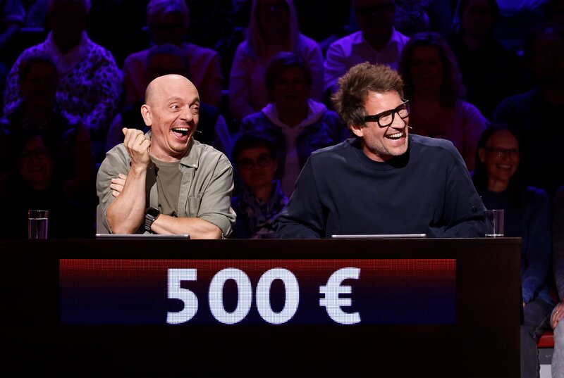Rateteam-Kapitän Bernhard Hoëcker (l.) mit Fernsehmoderator Daniel Hartwich (r.). – Bild: ARD/​NDR/​UFA SHOW & FACTUAL/​Morris Mac Matzen