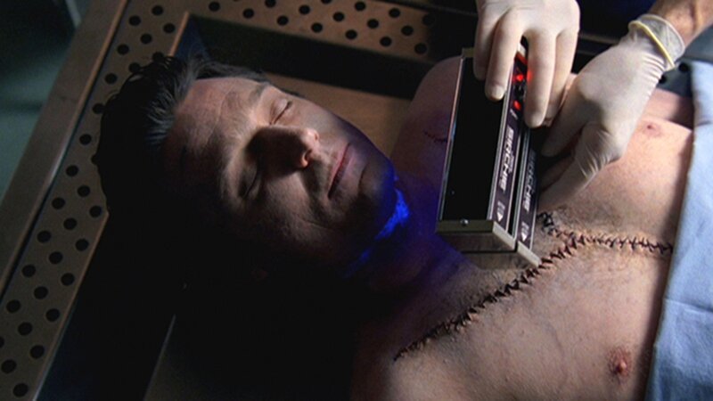 Der stellvertretende Bürgermeister Stuart Kaplan (David Chisum) wurde mit einer Krawatte erdrosselt. Kurz vor seinem Tod soll er sich heftig mit einem Polizisten gestritten haben. Doch es gibt noch eine zweite Spur. – Bild: Chaostage