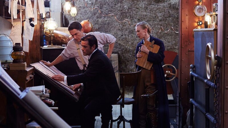L-R: James Pendrick (Peter Stebbings), William Murdoch (Yannick Bisson) und Svetlana Tsiolkofsky (Christine Horne) – Bild: Shaftesbury