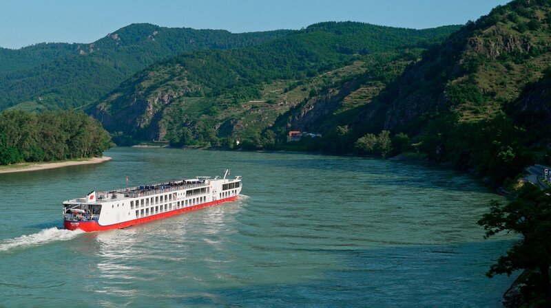 Das Kreuzfahrtschiff fährt auf der Donau durch zehn Länder und läuft vier Hauptstädte an. – Bild: NDR