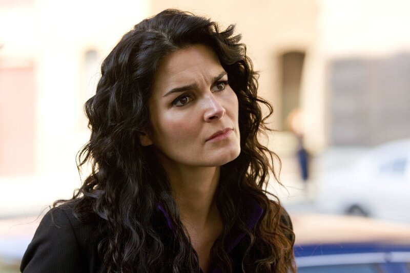Jane Rizzoli (Angie Harmon) sucht einen Mörder. Wer hat junge Frauen ermordet und als Puppen zurechtgemacht? – Bild: VOX/​Warner Bros. Internati