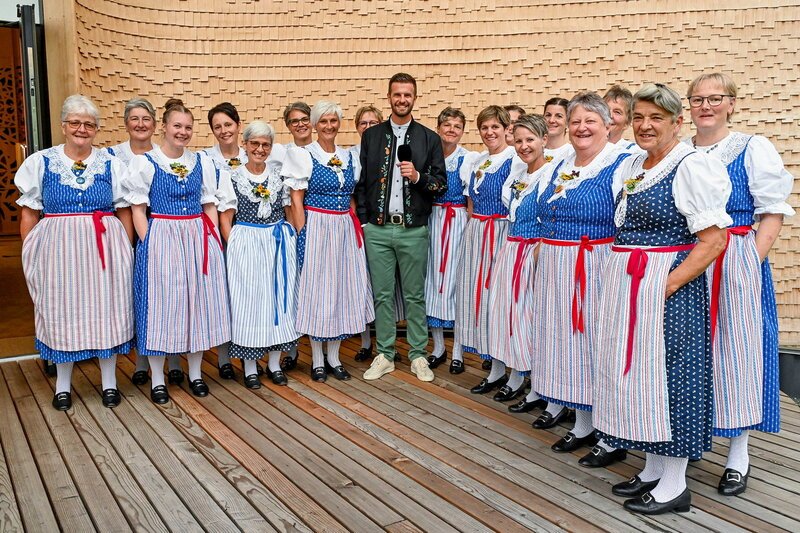 Potzmusig - Tradition aus dem Klanghaus Toggenburg Das Singchoerli Laad mit Moderator Nicolas Senn 2025 – Bild: SRF1 Potzmusig - Tradition aus dem Klanghaus Toggenburg Das Singchoerli Laad mit Moderator Nicolas Senn 2025 – Bild: SRF1