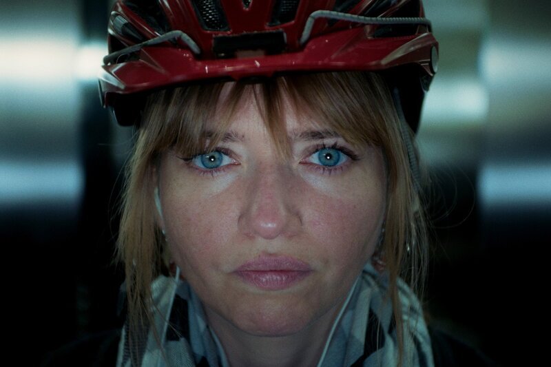 L’ultim Rumantsch – Staffel 1, Folge 1. Annina Hunziker als Ladina Cadonau. – Bild: SRF2