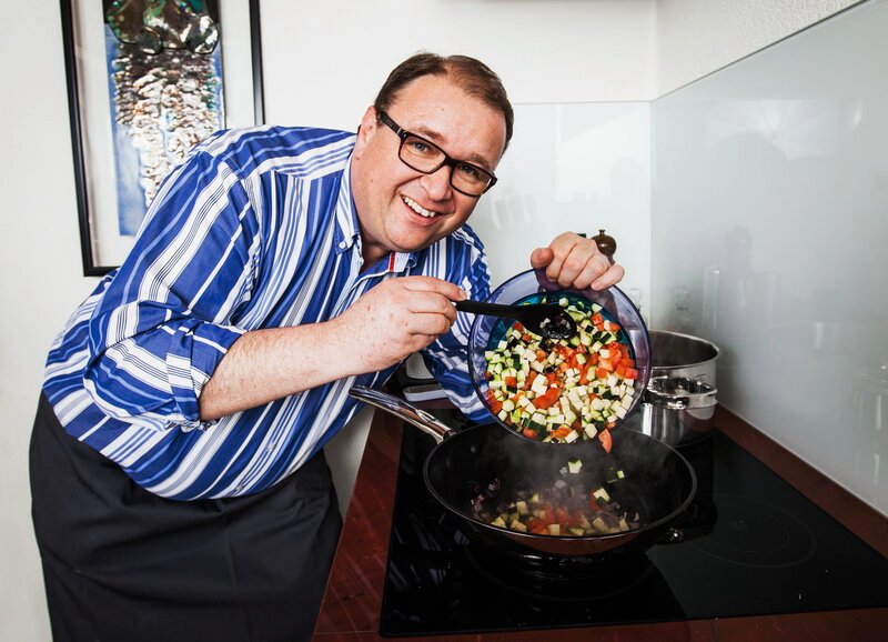 SRF bi de Lüt; Männerküche; Folge 2; Daniel Wechsler – Bild: SRF2