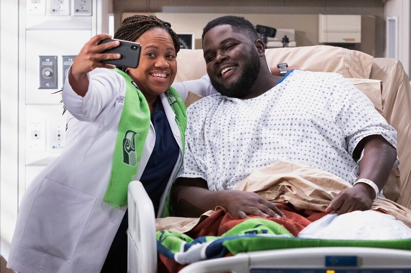 Grey’s Anatomy
Staffel 19
Folge 8
Chandra Wilson als Dr. Miranda Bailey, Catfish Jean als Footballer
SRF/​ABC Studios – Bild: SF2