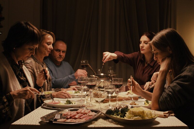 L’ultim Rumantsch, Staffel 2 Folge 3; Marietta Jemmi als Andrietta, Marco Luca Castelli als Gion, Annina Hunziker als Ladina – Bild: SRF/​RTR