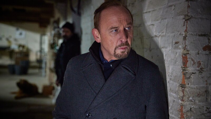 Kann Karl Hidde (Alexander Held) seinen Verdacht in den unterirdischen Gängen in der Stralsunder Hafenstadt bestätigen? – Bild: ZDF und Sandra Hoever