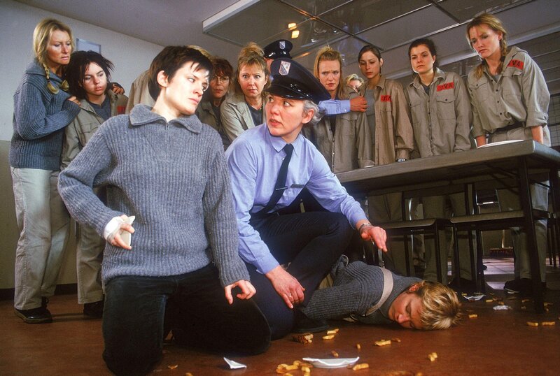 Martina (Judith Sehrbrock, vo.li.) hat gerade ihre Schwester (Sanna Englund, lieg.) verprügelt. Als Schnoor (Uta Prelle, vo.Mi.) dazu kommt, bleibt auch sie nicht verschont … – Bild: RTL