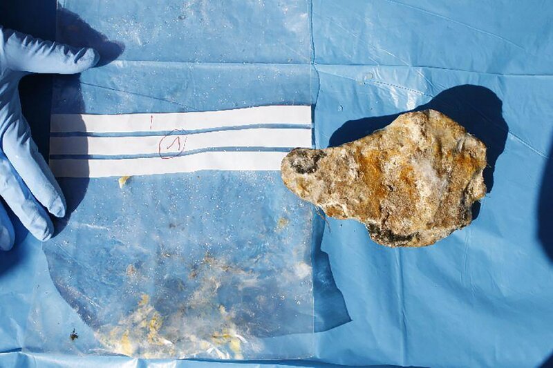 Überreste der Leiche von Maria B., die mit Branntkalk zersetzt wurde. – Bild: Polizei Regensburg /​ ZDF