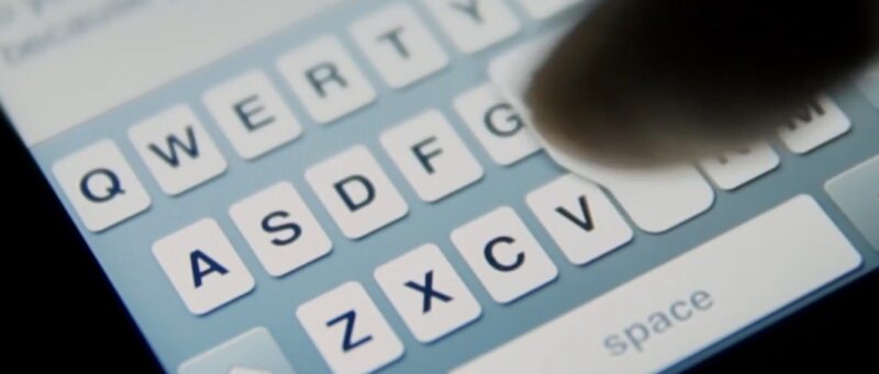 Die Smartphone-Tastatur, auf welcher alle Nachrichten geschrieben werden. – Bild: ZDF und Doug Hartington