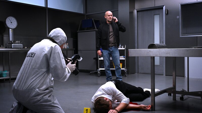 Robert Heffler (Jürgen Vogel, M.) braucht jemanden, der das Opfer Dr. Martin Wenger (Raoul A. Nagel, M.) obduziert. – Bild: ZDF und Christiane Pausch