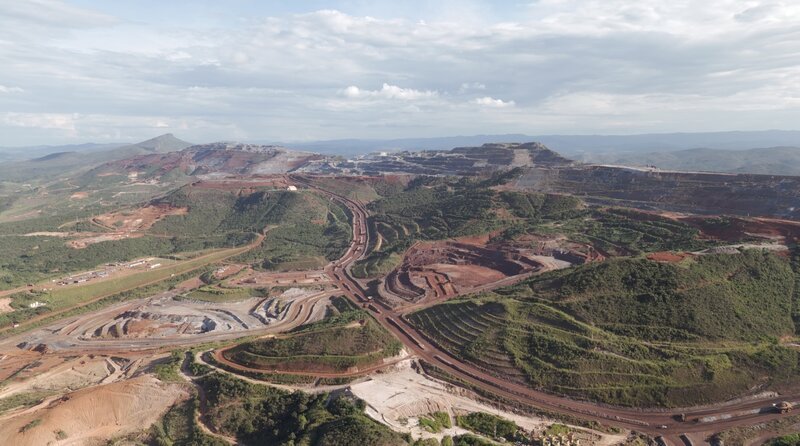 Eisenerzmine im brasilianischen Bundesstaat Minas Gerais im Norden Brasiliens. – Bild: SWR/​Diwafilm /​ SWR Presse/​Bildkommunikation