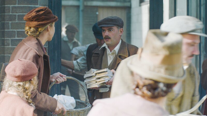 In den Zwanziger Jahren stehen Frauen mit Körben vor den Fabriktoren, um das täglich ausgezahlte Geld ihrer Ehemänner abzuholen. – Bild: ZDF und Torbjörn Karvang