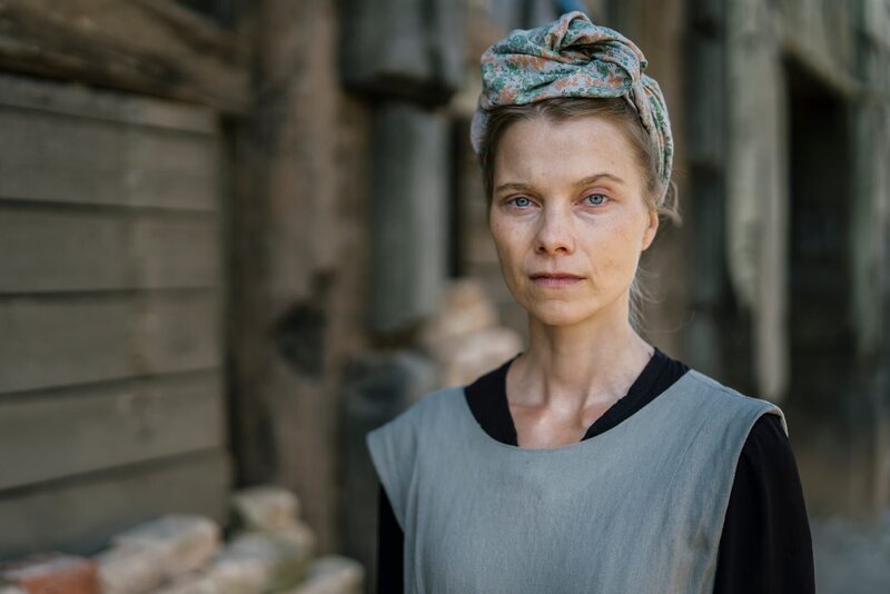 In Breslau war Elli Göbel (Henrike von Kuik) Geigenlehrerin. Seit ihrer Flucht nach Dresden arbeitet sie als Trümmerfrau. Den Job hat ihr das Arbeitsamt zugewiesen. – Bild: ZDF und Gatis Indrevics