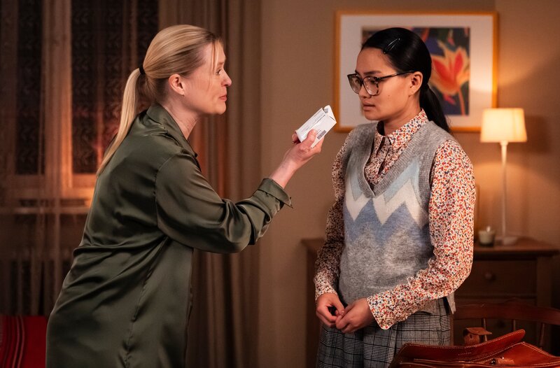 Vera (Sybille Waury, links) ist fassunglos, als sie einen Blister Nervodown in Liens (Nui Nguyen, rechts) Tasche findet. – Bild: BR/​Lena Semmelroggen