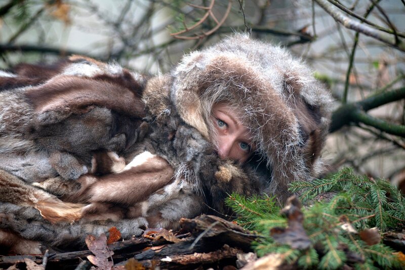Allerleirauh (Henriette Confurius) sieht die Jäger. – Bild: MDR/​NDR/​Marion von der Mehden