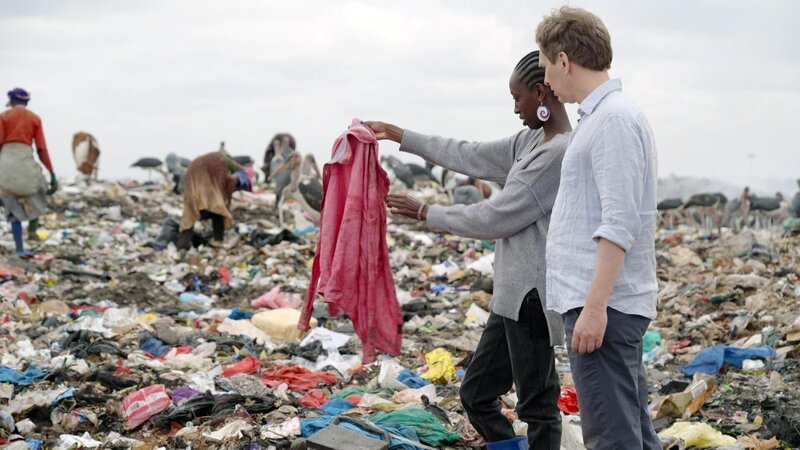 Kenia importiert 180.000 Tonnen gebrauchte Textilien jedes Jahr, ein Großteil landet auf der Dandora-Mülldeponie. Textilmüll-Aktivistin Janet Chemitei und WeltWeit-Reporter Patrick A. Hafner. – Bild: ORF Kenia importiert 180.000 Tonnen gebrauchte Textilien jedes Jahr, ein Großteil landet auf der Dandora-Mülldeponie. Textilmüll-Aktivistin Janet Chemitei und WeltWeit-Reporter Patrick A. Hafner. – Bild: ORF