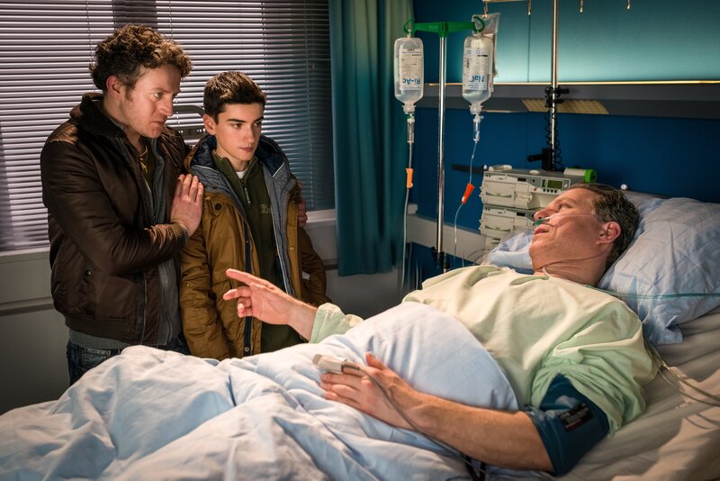 Bernd Kowalski (Dirk Borchardt, r.) ist schuld daran, dass Peter Badura (Josef Heynert, l.) wieder auf kriminelle Abwege geraten ist. Wie wird der alleinerziehende Vater, sich und seinen Sohn Leon (Joao Falcao, M.) vor den möglichen Konsequenzen schützen? – Bild: ZDF/​Boris Laewen