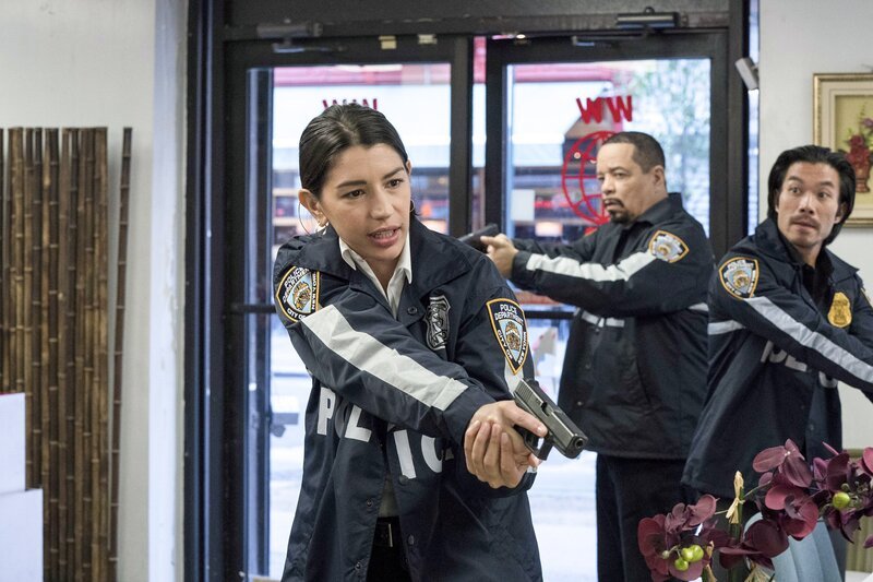 Von links: Officer Katriona „Kat“ Azar Tamin (Jamie Gray Hyder), Detective Odafin „Fin“ Tutuola (Ice T) und Sergeant Joe Park (Nelson Lee) – Bild: NBC /​ Virginia Sherwood/​NBC /​ NBCUniversal Media, LLC